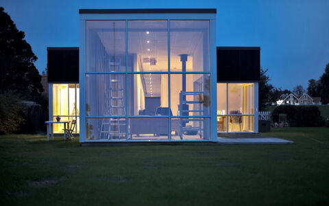 Amia - 20M from the Sea: Mobilia, Interior Design, Sedia, Pavimentazione, Tavolo, Ricorrere, Pavimento, Soffitto, Camera, Eco Hotel