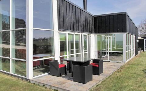 Amia - 20M from the Sea: Mobilia, Interior Design, Sedia, Pavimentazione, Tavolo, Ricorrere, Pavimento, Soffitto, Camera, Eco Hotel
