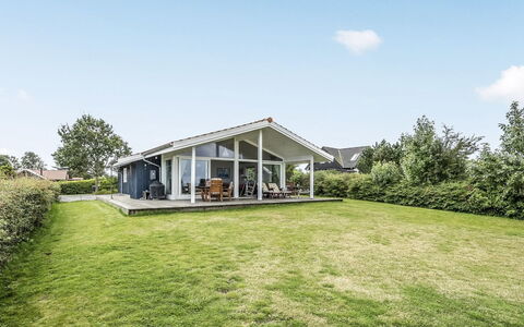 Elfi - 30M from the Sea: Blu, Arbusto, Villetta, Groundcover, Giardino, Estate, Shade, Landscaping, Agriturismo, Eco Hotel