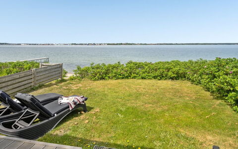 Käthe - 5M from the Sea: Blu, Arbusto, Villetta, Groundcover, Giardino, Estate, Shade, Landscaping, Agriturismo, Eco Hotel