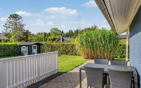 Undine - 300M from the Sea: Legna, Giardino, Backyard, Lotto, Casa, Tetto, Shade, Deck, Latifoglie, Cortile