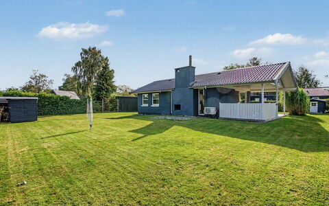 Undine - 300M from the Sea: Legna, Giardino, Backyard, Lotto, Casa, Tetto, Shade, Deck, Latifoglie, Cortile