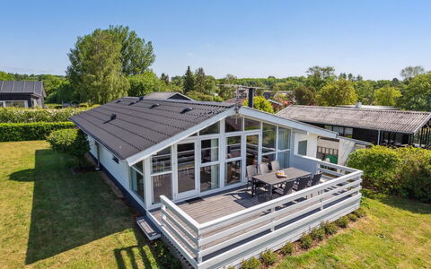 Wrange - 150M from the Sea: Tetto, Casa, Lotto, Casa, Villetta, Estate, Edifici Giardino, Shade, Log Cabin, Landscaping