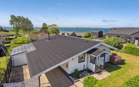 Wrange - 150M from the Sea: Tetto, Casa, Lotto, Casa, Villetta, Estate, Edifici Giardino, Shade, Log Cabin, Landscaping