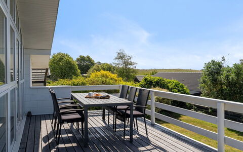 Wrange - 150M from the Sea: Tetto, Casa, Lotto, Casa, Villetta, Estate, Edifici Giardino, Shade, Log Cabin, Landscaping
