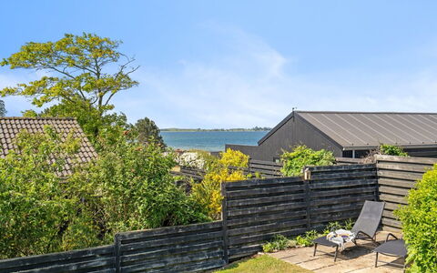 Wrange - 150M from the Sea: Tetto, Casa, Lotto, Casa, Villetta, Estate, Edifici Giardino, Shade, Log Cabin, Landscaping