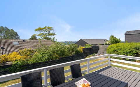 Wrange - 150M from the Sea: Tetto, Casa, Lotto, Casa, Villetta, Estate, Edifici Giardino, Shade, Log Cabin, Landscaping
