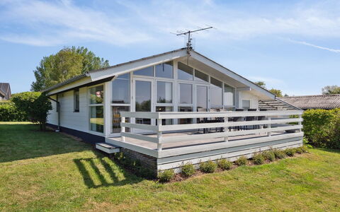 Wrange - 150M from the Sea: Tetto, Casa, Lotto, Casa, Villetta, Estate, Edifici Giardino, Shade, Log Cabin, Landscaping