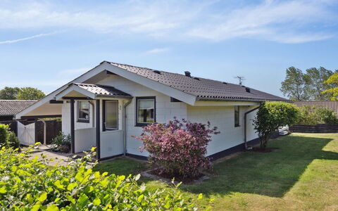Wrange - 150M from the Sea: Tetto, Casa, Lotto, Casa, Villetta, Estate, Edifici Giardino, Shade, Log Cabin, Landscaping