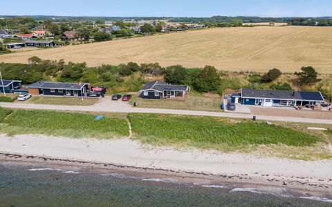 Bertold - 20M from the Sea: Blu, Arbusto, Villetta, Groundcover, Giardino, Estate, Shade, Landscaping, Agriturismo, Eco Hotel