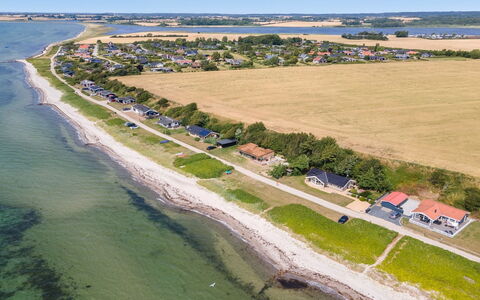 Bertold - 20M from the Sea: Blu, Arbusto, Villetta, Groundcover, Giardino, Estate, Shade, Landscaping, Agriturismo, Eco Hotel