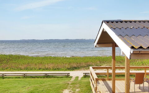 Bertold - 20M from the Sea: Blu, Arbusto, Villetta, Groundcover, Giardino, Estate, Shade, Landscaping, Agriturismo, Eco Hotel