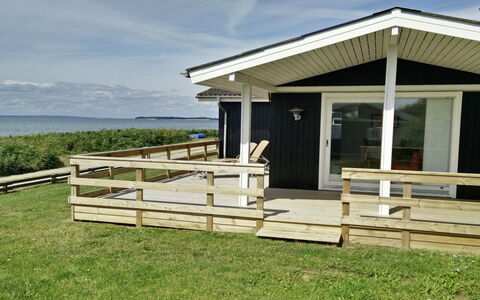 Bertold - 20M from the Sea: Blu, Arbusto, Villetta, Groundcover, Giardino, Estate, Shade, Landscaping, Agriturismo, Eco Hotel