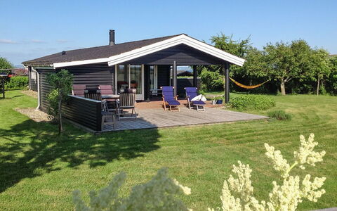 Bibi - 200M from the Sea: Blu, Arbusto, Villetta, Groundcover, Giardino, Estate, Shade, Landscaping, Agriturismo, Eco Hotel