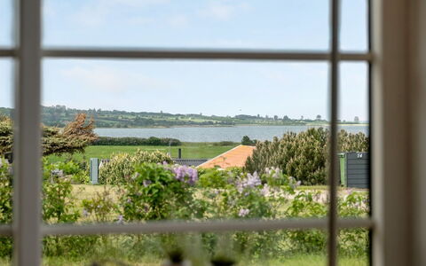 Ginnie - 300M from the Sea: Blu, Arbusto, Villetta, Groundcover, Giardino, Estate, Shade, Landscaping, Agriturismo, Eco Hotel