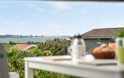 Ginnie - 300M from the Sea: Blu, Arbusto, Villetta, Groundcover, Giardino, Estate, Shade, Landscaping, Agriturismo, Eco Hotel