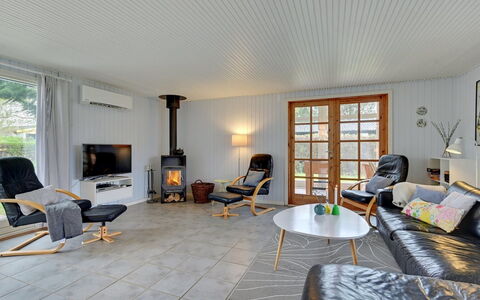 Alrich - 500M from the Sea: Mobilia, Interior Design, Pavimentazione, Pavimento, Legna, Soggiorno, Divano, Soffitto, Casa, Pavimento In Legno