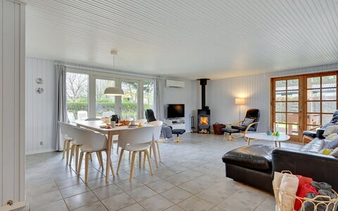 Alrich - 500M from the Sea: Pavimentazione, Interior Design, Soffitto, Legna, Pavimento, Soggiorno, Casa, Divano, Mobilia, Pavimento In Legno