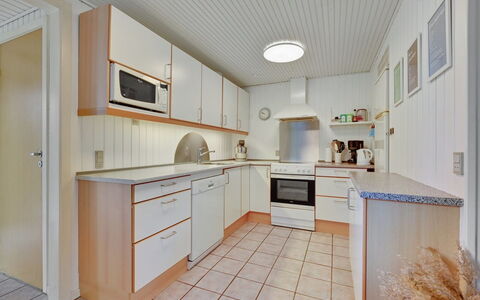 Alrich - 500M from the Sea: Pavimentazione, Legna, Interior Design, Pavimento, Soffitto, Cabinetry, Controsoffitto, Casa, Camera, Cucina