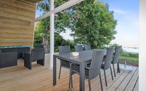 Sasser - 10M from the Sea: Blu, Arbusto, Villetta, Groundcover, Giardino, Estate, Shade, Landscaping, Agriturismo, Eco Hotel