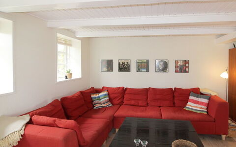Harre - 300M from the Sea: Mobilia, Divano, Interior Design, Pavimentazione, Pavimento, Parete, Legna, Soggiorno, Soffitto, Camera