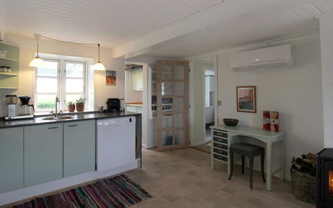 Harre - 300M from the Sea: Mobilia, Interior Design, Pavimentazione, Pavimento, Cabinetry, Soffitto, Cucina, Legna, Lampada, Camera