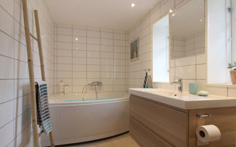 Harre - 300M from the Sea: Bagno, Pavimentazione, Interior Design, Idraulico Fixture, Pavimento, Vasca Da Bagno, Lavandino Del Bagno, Rubinetto, Lavello, Idraulico