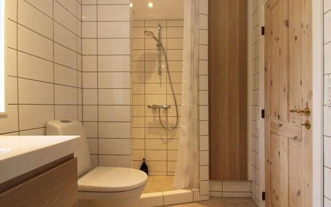 Harre - 300M from the Sea: Pavimentazione, Pavimento, Parete, Interior Design, Legna, Idraulico Fixture, Lavandino Del Bagno, Bagno, Toilet Seat, Camera