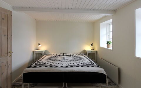Harre - 300M from the Sea: Letto, Interior Design, Camera Da Letto, Mobilia, Pavimento, Parete, Pavimentazione, Legna, Bedding, Soffitto