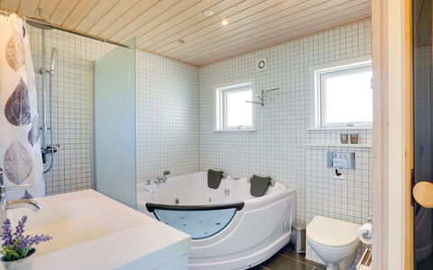 Maira - 150M from the Sea: Idraulico Fixture, Interior Design, Pavimentazione, Vasca Da Bagno, Bagno, Soffitto, Pavimento, Idraulico, Rubinetto, Casa