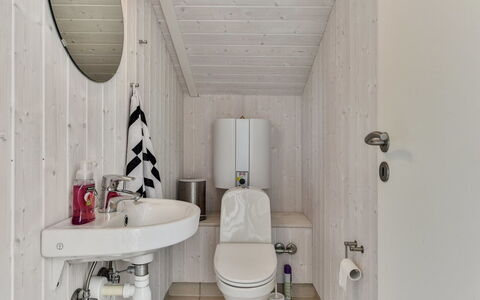 Sisko - 600M from the Sea: Idraulico Fixture, Legna, Pavimentazione, Pavimento, Bagno, Interior Design, Lavello, Gabinetto, Idraulico, Toilet Seat