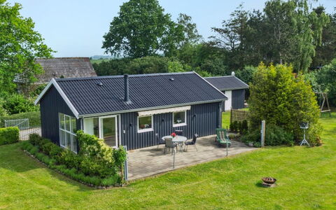 Locan - 1.2Km from the Sea: Tetto, Casa, Casa, Villetta, Raccordo, Estate, Driveway, Edifici Giardino, Cortile, Capannone