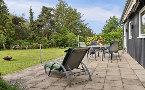 Locan - 1.2Km from the Sea: Tetto, Casa, Casa, Villetta, Raccordo, Estate, Driveway, Edifici Giardino, Cortile, Capannone