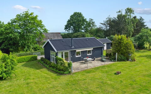 Locan - 1.2Km from the Sea: Tetto, Casa, Casa, Villetta, Raccordo, Estate, Driveway, Edifici Giardino, Cortile, Capannone