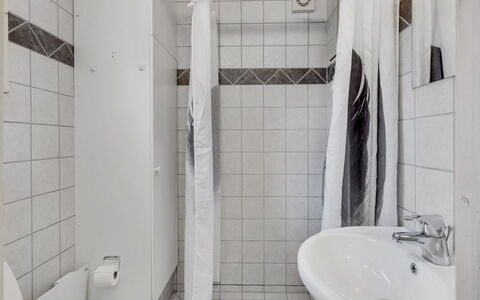 Felisa - 300M from the Sea: Pavimento, Pavimentazione, Interior Design, Idraulico Fixture, Bagno, Idraulico, Camera, Lavandino Del Bagno, Lavello, Gabinetto