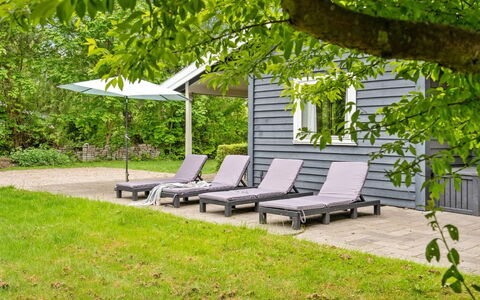Felisa - 300M from the Sea: Mobili Da Esterno, Arbusto, Mobilia, Giardino, Shade, Groundcover, Prato, Backyard, Tavolo Esterno, Cortile