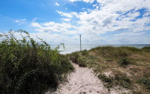 Emin - 100M from the Sea: Cielo, Blu, Ambiente Naturale, Orizzonte, Vegetazione, Ecoregione, Estate, Paesaggio, Nube, Comunita 'Impianto