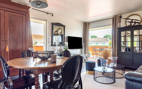 Saint-Tropez 515: Tavolo, Mobilia, Proprietà, Finestra, Sedia, Cornice, Legna, Interior Design, Televisione, Cucina