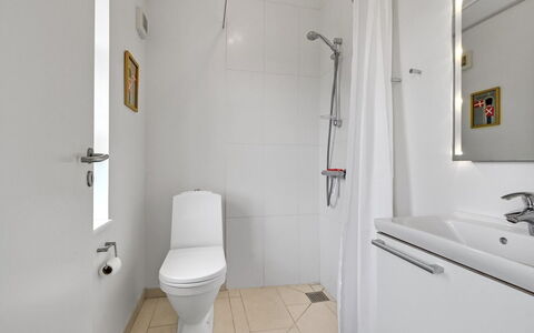 Asmund - 150M from the Sea: Toilet Seat, Bagno, Gabinetto, Idraulico Fixture, Parete, Pavimentazione, Pavimento, Interior Design, Lavello, Lavandino Del Bagno