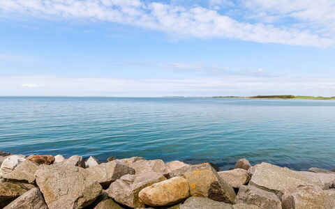 Terina - 5M from the Sea: Tetto, Casa, Casa, Villetta, Raccordo, Estate, Driveway, Edifici Giardino, Cortile, Capannone