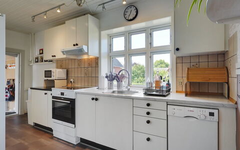 Evje - 250M from the Sea: Elettrodomestico Da Cucina, Cucina, Controsoffitto, Apparecchio Major, Cabinetry, Pavimentazione, Interior Design, Cucina Stufa, Elettrodomestico, Legna