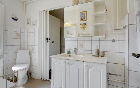 Evje - 250M from the Sea: Pavimentazione, Interior Design, Idraulico Fixture, Pavimento, Lavello, Cabinetry, Rubinetto, Idraulico, Mobiletto Del Bagno, Bagno