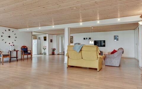 Joran - 120M from the Sea: Pavimentazione, Pavimento, Pavimento In Legno, Interior Design, Legna, Soffitto, Mobilia, Pavimento Laminato, Camera, Soggiorno