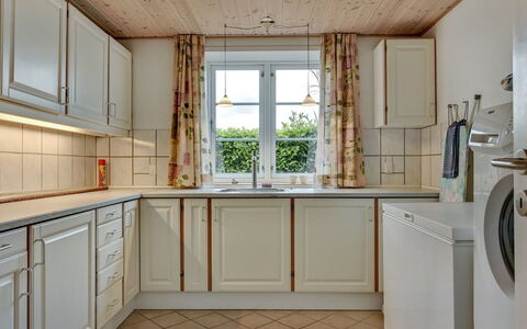 Joran - 120M from the Sea: Pavimentazione, Interior Design, Legna, Pavimento, Cucina, Cabinetry, Controsoffitto, Soffitto, Casa, Camera