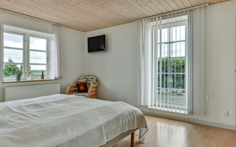 Joran - 120M from the Sea: Camera Da Letto, Interior Design, Letto, Legna, Pavimento, Pavimentazione, Soffitto, Bedding, Lenzuolo, Pavimento In Legno