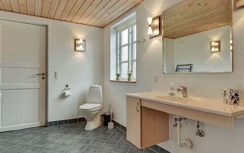 Joran - 120M from the Sea: Idraulico Fixture, Pavimentazione, Interior Design, Lavandino Del Bagno, Lavello, Legna, Pavimento, Bagno, Soffitto, Rubinetto