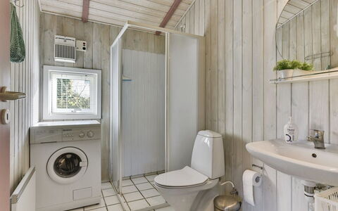 Roel - 500M from the Sea: Mobilia, Legna, Sedia, Interior Design, Color Legno, Materiali Naturali, Latifoglie, Soggiorno, Bracciolo, Design