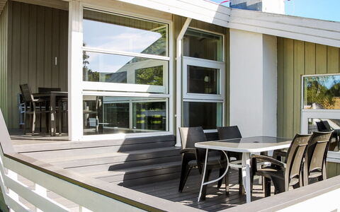 Roel - 500M from the Sea: Legna, Pavimento, Pavimentazione, Soffitto, Mobilia, Interior Design, Porta, Materiale Composito, Sedia, Latifoglie