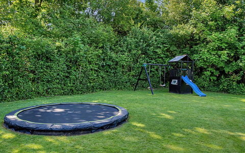 Hasti - 700M from the Sea: Trampolino, Erba, Trampolino - Macchine E Materiali, Giardino, Prato, Groundcover, Shade, Backyard, Trampolining, Landscaping