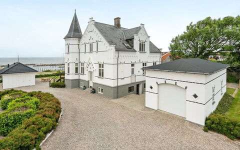 Stefanie - 10M from the Sea: Zona Residenziale, Tetto, Sobborgo, Driveway, Estate, Camino